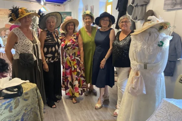 La junta amb vestits d'epoca